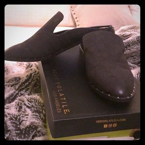 Very Volatile Slip on shoes